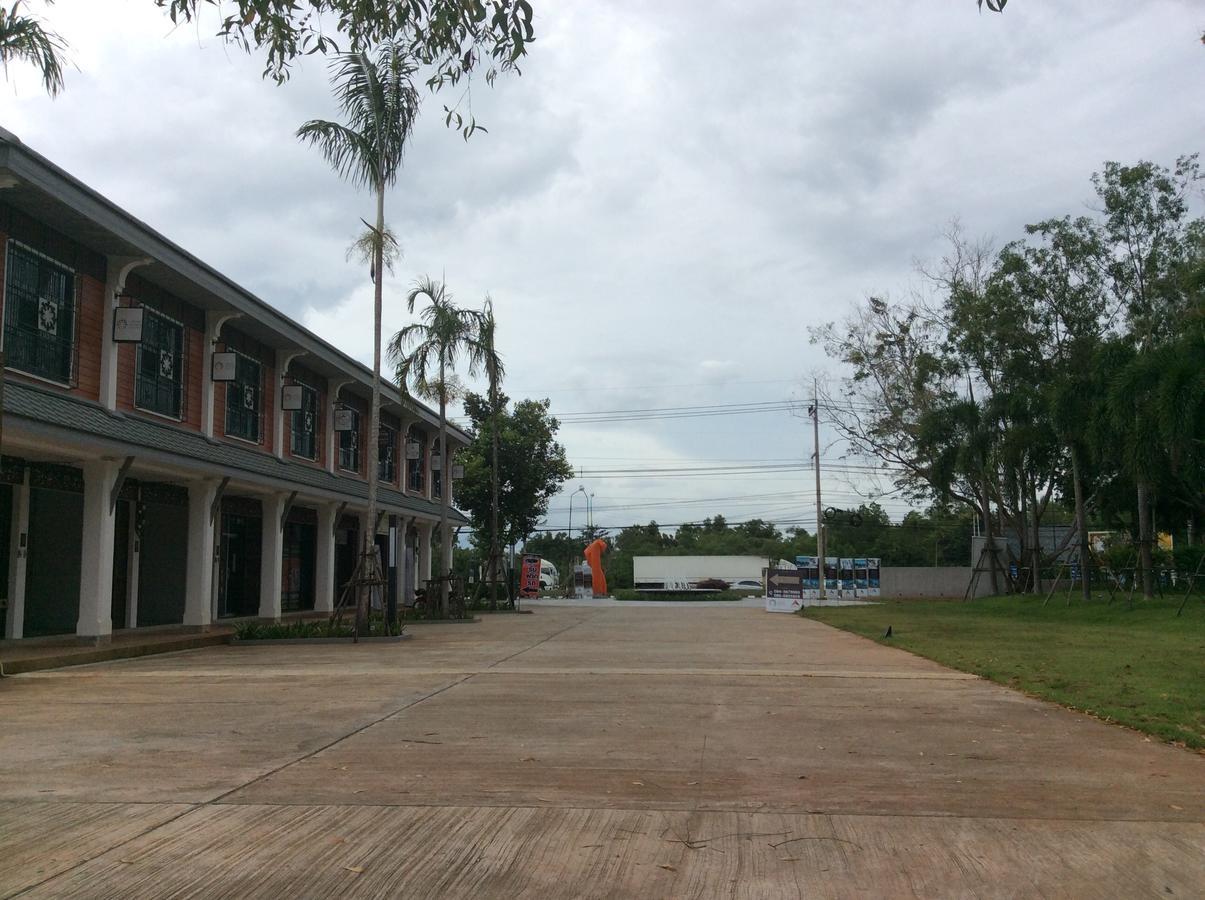 Amaretto Hostel Surat Thani Buitenkant foto